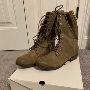 Aldo Women’s Combat boots size 9